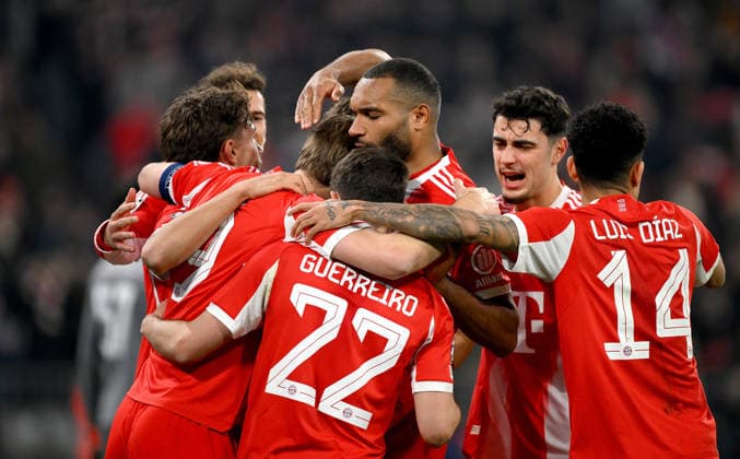 FUSSBALL CHAMPIONS LEAGUE SAISON 2025 2026 Achtelfinal Rueckspiel 18.03.2026 FC Bayern Muenchen - Atalanta Bergamo FC Bayern Muenchen Jubel nach dem Elfmeter Tor zum 1 - 0 , v. li., Torschuetze Harry Kane , Tom Bischof, Raphael Guerreiro , Jonathan Tah, Aleksandar Pavlovic, Luis Diaz