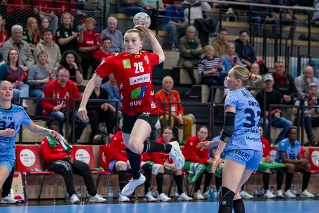 Handball Bundesliga Frauen,HBF, Saison 2025 2026 SV Union Halle-Neustadt vs.HSG Bensheim-Auerbach Halle, Deutschland 18.Maerz 2026: Im Bild:v.li.Cara Reuthal (Halle) und Nele Wenzel (Bensheim-Auerbach) Halle Saale SWH Arena Sachsen-Anhalt Deutschland
