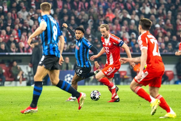 Ederson 13 (Atalanta Bergamo) im Zweikampf mit Harry Kane 9 (FC Bayern Muenchen), FC Bayern Muenchen vs. Atalanta Bergamo, Fussball, UEFA Champions League, Achtelfinale Rueckspiel, 18.03.2026 DFB regulations prohibit any use of photographs as image sequences and or quasi-video Muenchen Bayern Deutschland