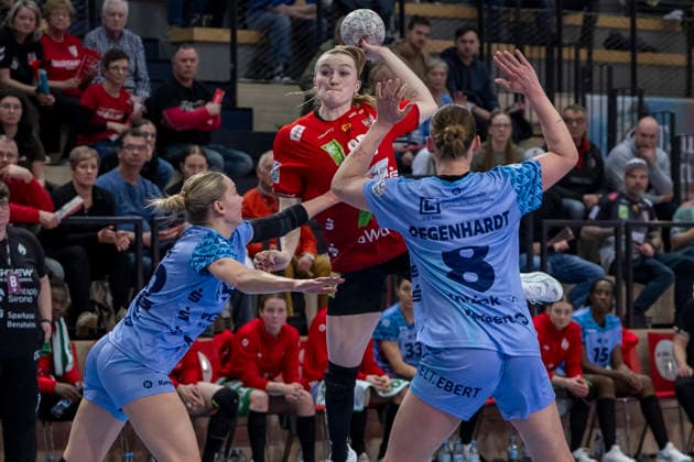 Handball Bundesliga Frauen,HBF, Saison 2025 2026 SV Union Halle-Neustadt vs.HSG Bensheim-Auerbach Halle, Deutschland 18.Maerz 2026: Im Bild:v.li.Neele Orth (Bensheim-Auerbach), Cara Reuthal (Halle) und Lena Degenhardt (Bensheim-Auerbach) Halle Saale SWH Arena Sachsen-Anhalt Deutschland *** Handball Bundesliga Women,HBF, Season 2025 2026 SV Union Halle Neustadt vs HSG Bensheim Auerbach Halle, Germany 18 March 2026 In the picture from left Neele Orth Bensheim Auerbach , Cara Reuthal Halle and Lena Degenhardt Bensheim Auerbach Halle Saale SWH Arena Sachsen Anhalt Germany