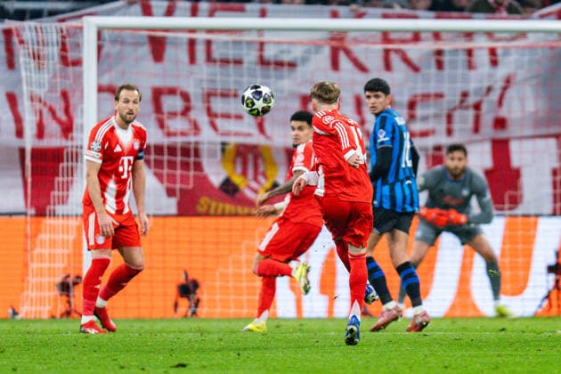 18.03.2026, FC Bayern München vs. Atalanta Bergamo, UEFA Champions League, Achtelfinale-Rückspiel Harry Kane (FC Bayern Muenchen, 9) Lennart Karl (FC Bayern Muenchen, 42) Regulations prohibit any use of photographs as image sequences and or quasi video Copyright: xBahhoxKarax