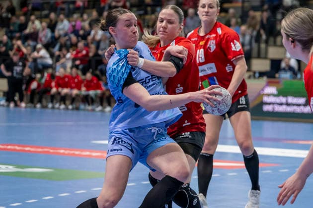 Handball Bundesliga Frauen,HBF, Saison 2025 2026 SV Union Halle-Neustadt vs.HSG Bensheim-Auerbach Halle, Deutschland 18.Maerz 2026: Im Bild:v.li.Lena Degenhardt (Bensheim-Auerbach) und Viktoria Marksteiner (Halle) Halle Saale SWH Arena Sachsen-Anhalt Deutschland