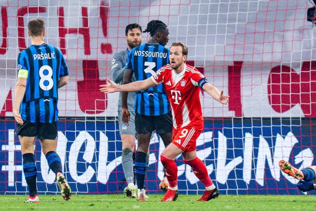 18.03.2026, FC Bayern München vs. Atalanta Bergamo, UEFA Champions League, Achtelfinale-Rückspiel Proteste Beschwerde bei Harry Kane (FC Bayern Muenchen, 9) nach Handspiel im Sechzehner Regulations prohibit any use of photographs as image sequences and or quasi video Copyright: xBahhoxKarax