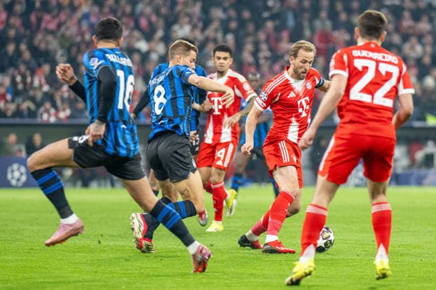 Harry Kane 9 (FC Bayern Muenchen) im Zweikampf mit Mario Pasalic 8 (Atalanta Bergamo), FC Bayern Muenchen vs. Atalanta Bergamo, Fussball, UEFA Champions League, Achtelfinale Rueckspiel, 18.03.2026 DFB regulations prohibit any use of photographs as image sequences and or quasi-video Muenchen Bayern Deutschland