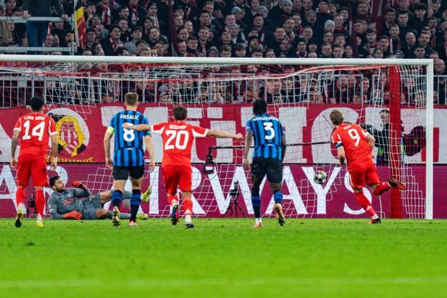 18.03.2026, FC Bayern München vs. Atalanta Bergamo, UEFA Champions League, Achtelfinale-Rückspiel Tor zum 1:0 durch Harry Kane (FC Bayern Muenchen, 9) nach Elfmeter Regulations prohibit any use of photographs as image sequences and or quasi video Copyright: xBahhoxKarax