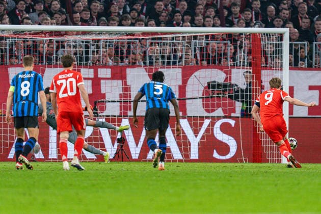 18.03.2026, FC Bayern München vs. Atalanta Bergamo, UEFA Champions League, Achtelfinale-Rückspiel Tor zum 1:0 durch Harry Kane (FC Bayern Muenchen, 9) nach Elfmeter Regulations prohibit any use of photographs as image sequences and or quasi video Copyright: xBahhoxKarax