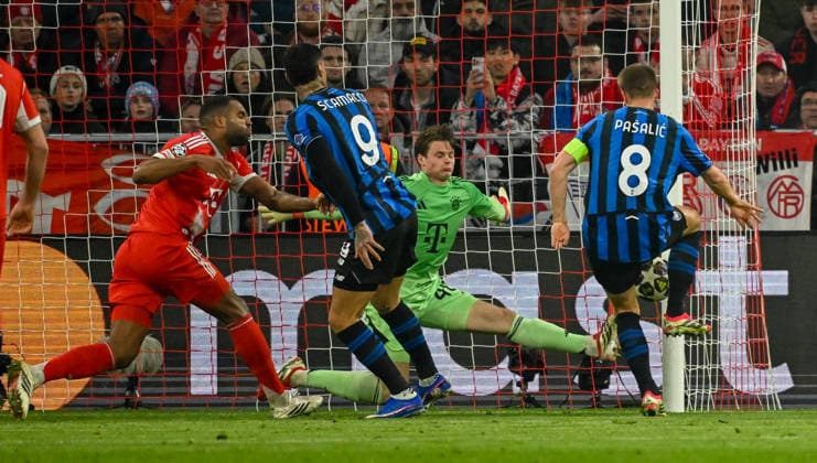 18.03.2026, xemx, Fussball UEFA Champions League, FC Bayern Muenchen - Atalanta Bergamo v.l. Jonas Urbig (FC Bayern Muenchen), Mario Pasalic (Atalanta Bergamo) Zweikampf, Aktion, action, battle for the ball (DFL DFB REGULATIONS PROHIBIT ANY USE OF PHOTOGRAPHS as IMAGE SEQUENCES and or QUASI-VIDEO) Muenchen