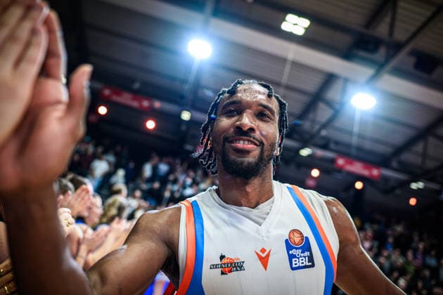 easycredit BBL Basketball Bundesliga 2025 2026 21. Spieltag Nachholspiel 18.03.2026 Science City Jena vs EWE Baskets Oldenburg Keith Braxton (Jena) klatscht nach dem Sieg mit Fans ab, Freude, Portrait Sparkassen Arena