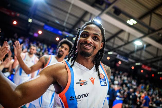 easycredit BBL Basketball Bundesliga 2025 2026 21. Spieltag Nachholspiel 18.03.2026 Science City Jena vs EWE Baskets Oldenburg Uchenna Iroegbu (Jena) klatscht mit Fans ab, Portrait, Freude Sparkassen Arena