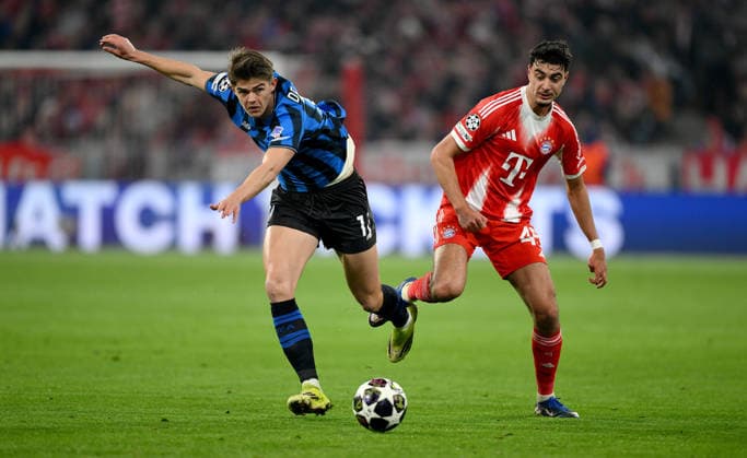 FUSSBALL CHAMPIONS LEAGUE SAISON 2025 2026 Achtelfinal Rueckspiel 18.03.2026 FC Bayern Muenchen - Atalanta Bergamo Charles De Ketelaere (li, Atalanta Bergamo) gegen Aleksandar Pavlovic (re, FC Bayern Muenchen)