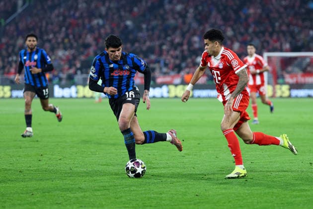 Fußball Champions League Achtelfinale FC Bayern München - Atalanta Bergamo am 18.03.2026 in der Allianz Arena in München Raoul Bellanova ( Bergamo ), links - Luis Diaz ( München ), rechts