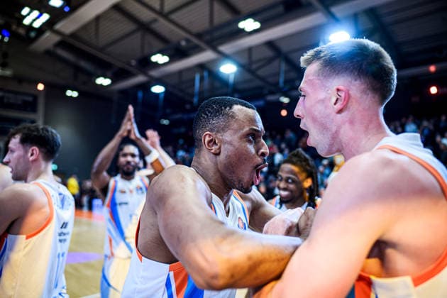 easycredit BBL Basketball Bundesliga 2025 2026 21. Spieltag Nachholspiel 18.03.2026 Science City Jena vs EWE Baskets Oldenburg v.li. Jubel Chris Carter und Joe Wieskamp, beide Jena Sparkassen Arena