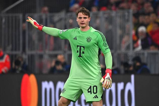 Torwart Jonas URBIG (Bayern Muenchen), Gestik,gibt Anweisungen, Aktion,Einzelbild,angeschnittenes Einzelmotiv,Halbfigur,halbe Figur. Fussball Champions League,Saison 2025 26, Achtelfinale FC Bayern Muenchen - Atalanta Bergamo am 18.03.2026 A L L I A N Z A R E N A.