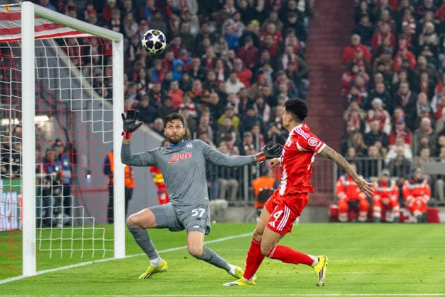 Marco Sportiello 57 (Atalanta Bergamo) im Zweikampf mit Luis Diaz 14 (FC Bayern Muenchen) , FC Bayern Muenchen vs. Atalanta Bergamo, Fussball, UEFA Champions League, Achtelfinale Rueckspiel, 18.03.2026 DFB regulations prohibit any use of photographs as image sequences and or quasi-video Muenchen Bayern Deutschland
