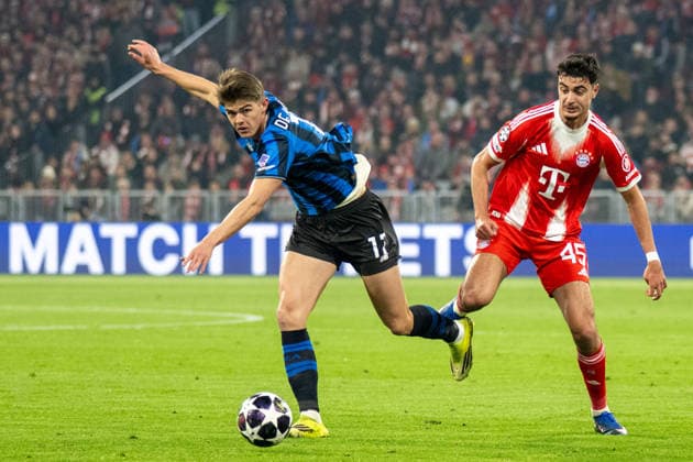 Charles de Ketelaere 17 (Atalanta Bergamo) im Zweikampf mit Aleksandar Pavlovic 45 (FC Bayern Muenchen), FC Bayern Muenchen vs. Atalanta Bergamo, Fussball, UEFA Champions League, Achtelfinale Rueckspiel, 18.03.2026 DFB regulations prohibit any use of photographs as image sequences and or quasi-video Muenchen Bayern Deutschland
