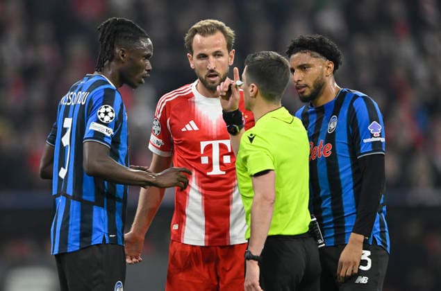 Schiedsrichter Referee Benoit Bastien (FRA) im Gespraech Diskussion mit Harry Kane FC Bayern Muenchen FCB (09) Odilon Kossounou Atalanta BC Bergamo (03) Ederson Atalanta BC Bergamo (13) Gestik Geste FC Bayern Muenchen FCB vs Atalanta Bergamo CL Champions League Achtelfinale Rueckspiel 18.03.2026 DFL REGULATIONS PROHIBIT ANY USE OF PHOTOGRAPHS AS IMAGE SEQUENCES AND OR QUASI-VIDEO FC Bayern Muenchen FCB vs Atalanta Bergamo