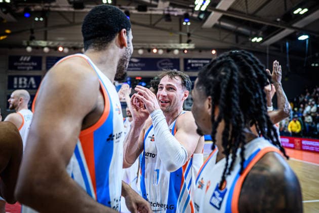 easycredit BBL Basketball Bundesliga 2025 2026 21. Spieltag Nachholspiel 18.03.2026 Science City Jena vs EWE Baskets Oldenburg Mitte: Jack Pagenkopf (Jena) Freude mit Mitspielern nach seinem ersten Heimspiel und Sieg Sparkassen Arena