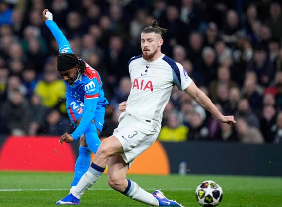 March 18, 2026, London, London, England: Ademola Lookman of Atletico de Madrid and Radu Dragusin of Tottenham Hotspur in action during the UEFA Champions League 2025 26 Round of 16 Second Leg match between Tottenham Hotspur and Atletico de Madrid at Tottenham Hotspur Stadium on March 18, 2026, in London, England. London England - ZUMAa181 20260318_zaa_a181_170 Copyright: xDennisxAgyemanx