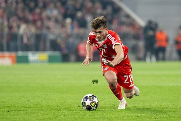 Tom Bischof 20 (FC Bayern Muenchen) rutscht aus, faengt sich aber wieder, FC Bayern Muenchen vs. Atalanta Bergamo, Fussball, UEFA Champions League, Achtelfinale Rueckspiel, 18.03.2026 DFB regulations prohibit any use of photographs as image sequences and or quasi-video Muenchen Bayern Deutschland