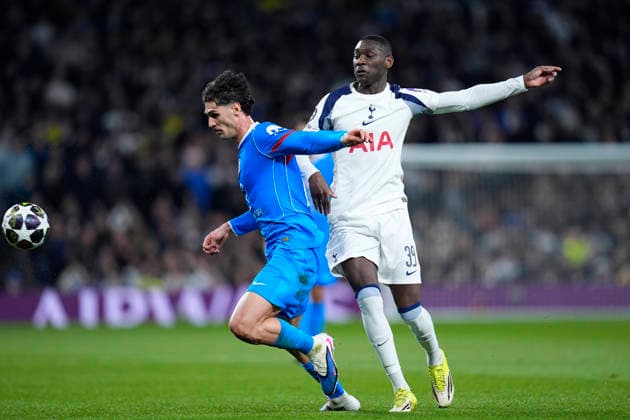 March 18, 2026, London, London, England: Johnny Cardoso of Atletico de Madrid and Randal Kolo Muani of Tottenham Hotspur in action during the UEFA Champions League 2025 26 Round of 16 Second Leg match between Tottenham Hotspur and Atletico de Madrid at Tottenham Hotspur Stadium on March 18, 2026, in London, England. London England - ZUMAa181 20260318_zaa_a181_171 Copyright: xDennisxAgyemanx