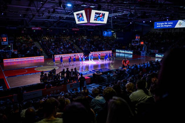 easycredit BBL Basketball Bundesliga 2025 2026 21. Spieltag Nachholspiel 18.03.2026 Science City Jena vs EWE Baskets Oldenburg Blick in die Sparkassen Arena Jena. Auftritt Tanzgruppe in einer Auszeit Sparkassen Arena