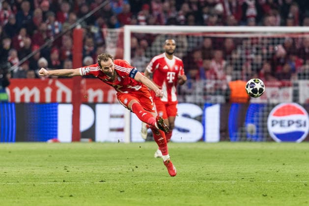 MUNICH GERMANY - MARCH 18: Harry Kane (FC Bayern Muenchen, 9) tries to shoot a long pass to Raphael Guerreiro (FC Bayern Muenchen, 22) during the UEFA Champions League match between FC Bayern Muenchen vs. Atalanta Bergamo at Allianz Arena at Round of 16 match of the UEFA Champions League on March 18, 2026 in Munich, Germany. Bavaria Germany Copyright: xSteffiexWunderlx