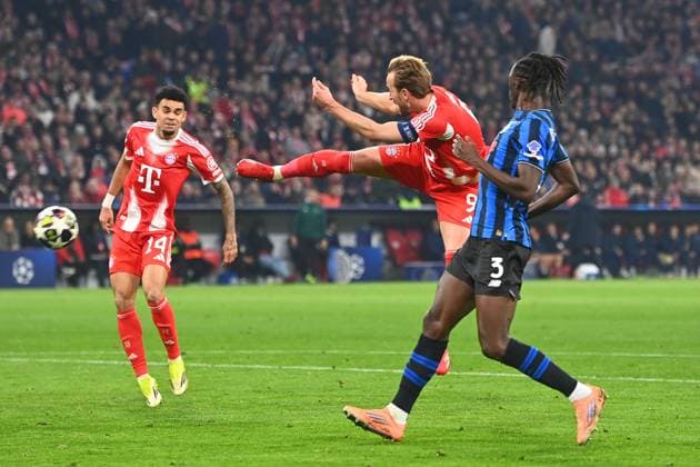 Torchance Harry KANE (Bayern Muenchen),Aktion,Schuss,li:Luis DIAZ (Bayern Muenchen). re:Odilon Kossounou (Atalanta). Fussball Champions League,Saison 2025 26, Achtelfinale FC Bayern Muenchen - Atalanta Bergamo am 18.03.2026 A L L I A N Z A R E N A.