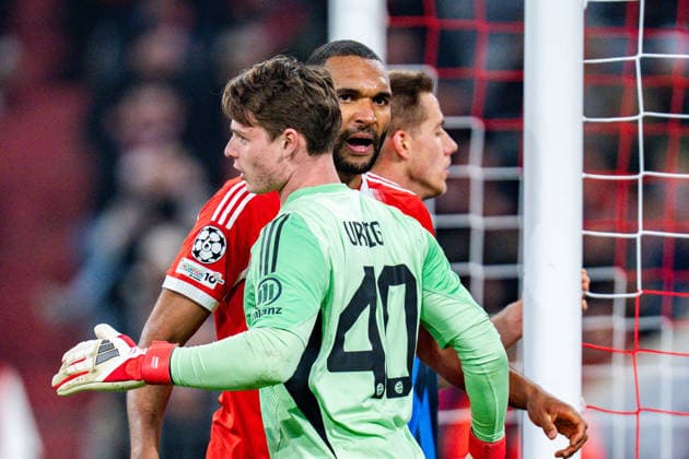 18.03.2026, FC Bayern München vs. Atalanta Bergamo, UEFA Champions League, Achtelfinale-Rückspiel Freude und Jubel bei Jonas Urbig (FC Bayern Muenchen, 40) und Jonathan Tah (FC Bayern Muenchen, 4) Mario Pasalic (Atalanta Bergamo) Regulations prohibit any use of photographs as image sequences and or quasi video Copyright: xBahhoxKarax