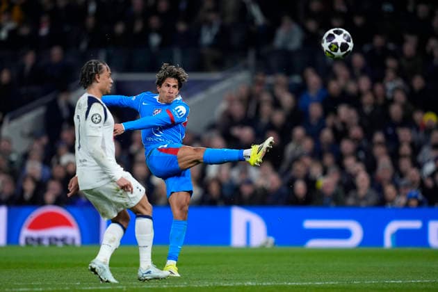 March 18, 2026, London, London, England: Giuliano Simeone of Atletico de Madrid and Xavi Simons of Tottenham Hotspur in action during the UEFA Champions League 2025 26 Round of 16 Second Leg match between Tottenham Hotspur and Atletico de Madrid at Tottenham Hotspur Stadium on March 18, 2026, in London, England. London England - ZUMAa181 20260318_zaa_a181_180 Copyright: xDennisxAgyemanx