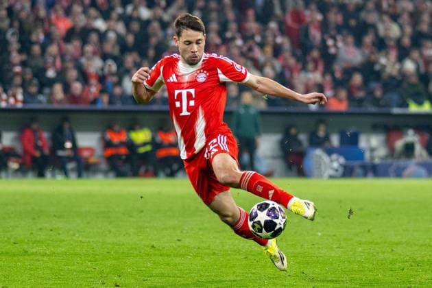 Raphael Guerreiro 22 (FC Bayern Muenchen) Action, FC Bayern Muenchen vs. Atalanta Bergamo, Fussball, UEFA Champions League, Achtelfinale Rueckspiel, 18.03.2026 DFB regulations prohibit any use of photographs as image sequences and or quasi-video Muenchen Bayern Deutschland