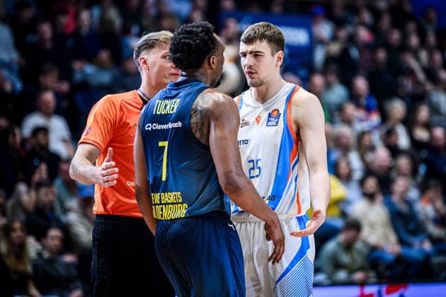 easycredit BBL Basketball Bundesliga 2025 2026 21. Spieltag Nachholspiel 18.03.2026 Science City Jena vs EWE Baskets Oldenburg v.li. Dakarai Tucker (Oldenburg) im kleinen Disput mit Gegenspieler Lorenz Bank (Jena) Sparkassen Arena