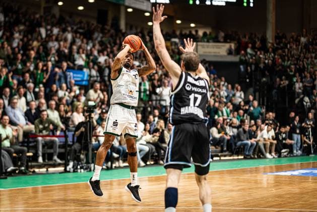 Urald King (Gladiators Trier) im Zweikampf mit Niklas Wimberg (Veolia Towers Hamburg), Vet Concept Gladiators Trier vs Veolia Towers Hamburg, Basketball, easyCredit BBL, 25. Spieltag, Saison 2025 2026, 18.03.2026 Vet Concept Gladiators Trier vs Veolia Towers Hamburg, Basketball, easyCredit BBL, 25. Spieltag, Saison 2025 2026, 18.03.2026 Copyright: xEibner-Pressefoto AlexanderxNeisx EP_ANS
