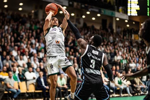 Jordan Roland (Gladiators Trier) im Zweikampf mit Osaro Rich (Veolia Towers Hamburg), Vet Concept Gladiators Trier vs Veolia Towers Hamburg, Basketball, easyCredit BBL, 25. Spieltag, Saison 2025 2026, 18.03.2026 Vet Concept Gladiators Trier vs Veolia Towers Hamburg, Basketball, easyCredit BBL, 25. Spieltag, Saison 2025 2026, 18.03.2026 Copyright: xEibner-Pressefoto AlexanderxNeisx EP_ANS