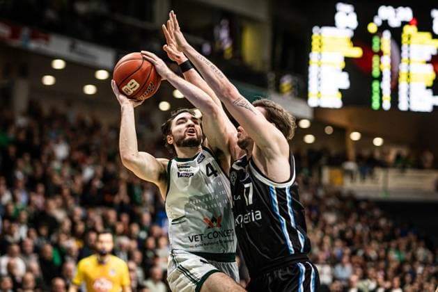 Clayton Guillozet (Gladiators Trier) im Zweikampf mit Niklas Wimberg (Veolia Towers Hamburg), Vet Concept Gladiators Trier vs Veolia Towers Hamburg, Basketball, easyCredit BBL, 25. Spieltag, Saison 2025 2026, 18.03.2026 Vet Concept Gladiators Trier vs Veolia Towers Hamburg, Basketball, easyCredit BBL, 25. Spieltag, Saison 2025 2026, 18.03.2026 Copyright: xEibner-Pressefoto AlexanderxNeisx EP_ANS