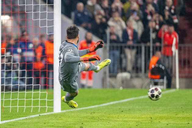 Marco Sportiello 57 (Atalanta Bergamo) springt in die. falsche Ecke, Tor, 1:0, FC Bayern Muenchen vs. Atalanta Bergamo, Fussball, UEFA Champions League, Achtelfinale Rueckspiel, 18.03.2026 DFB regulations prohibit any use of photographs as image sequences and or quasi-video Muenchen Bayern Deutschland