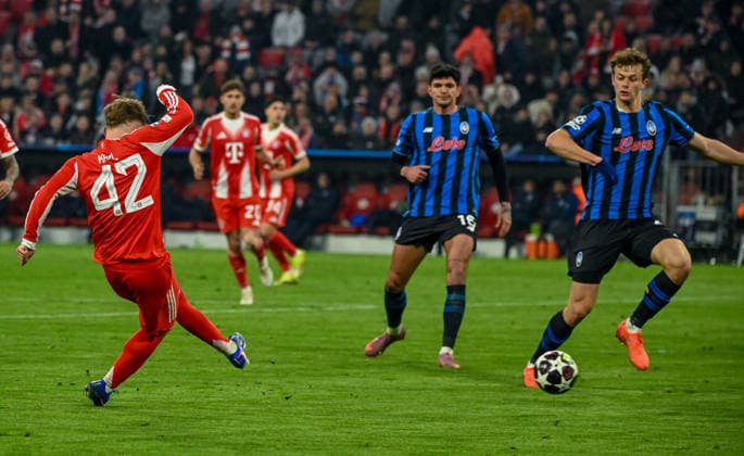 18.03.2026, xemx, Fussball UEFA Champions League, FC Bayern Muenchen - Atalanta Bergamo v.l. Lennart Karl (FC Bayern Muenchen) Goal scored, erziehlt das Tor zum 3:0 (DFL DFB REGULATIONS PROHIBIT ANY USE OF PHOTOGRAPHS as IMAGE SEQUENCES and or QUASI-VIDEO) Muenchen