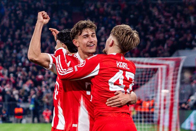 18.03.2026, FC Bayern München vs. Atalanta Bergamo, UEFA Champions League, Achtelfinale-Rückspiel Tor zum 3:0 durch Lennart Karl (FC Bayern Muenchen, 42) im Jubel mit Tom Bischof (FC Bayern Muenchen, 20) Regulations prohibit any use of photographs as image sequences and or quasi video Copyright: xBahhoxKarax