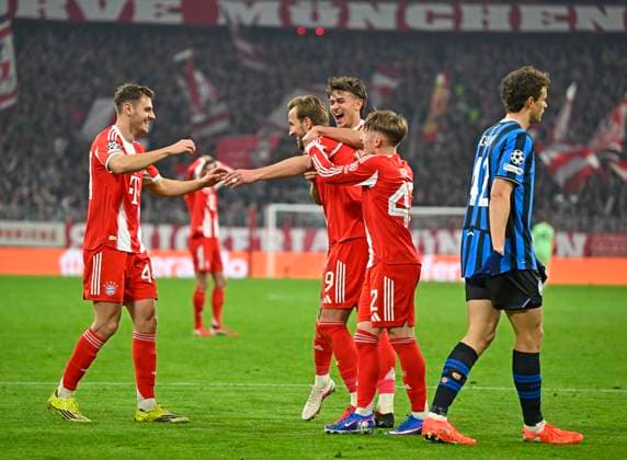 18.03.2026, Fussball UEFA Championsleague 2025 2026: Achtelfinale Rückspiel, FC Bayern München - Atalanta Bergamo, in der Allianz-Arena München, v.l. Josip Stanisic (Bayern München), Harry Kane (FC Bayern München), Tom Bischof (Bayern München) und Lennart Karl (FC Bayern München) Giorgio Scalvini (Atalanta Bergamo)