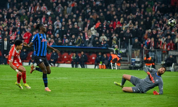 18.03.2026, xemx, Fussball UEFA Champions League, FC Bayern Muenchen - Atalanta Bergamo v.l. Luis Diaz (FC Bayern Muenchen) Goal scored, erziehlt das Tor zum 4:0 (DFL DFB REGULATIONS PROHIBIT ANY USE OF PHOTOGRAPHS as IMAGE SEQUENCES and or QUASI-VIDEO) Muenchen