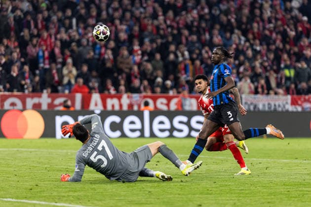 MUNICH GERMANY - MARCH 18: Luis Diaz (FC Bayern Muenchen, 14) scores the 4:0 goal against Odilon Kossounou (Atalanta Bergamo, 3) during the UEFA Champions League match between FC Bayern Muenchen vs. Atalanta Bergamo at Allianz Arena at Round of 16 match of the UEFA Champions League on March 18, 2026 in Munich, Germany. Bavaria Germany Copyright: xSteffiexWunderlx