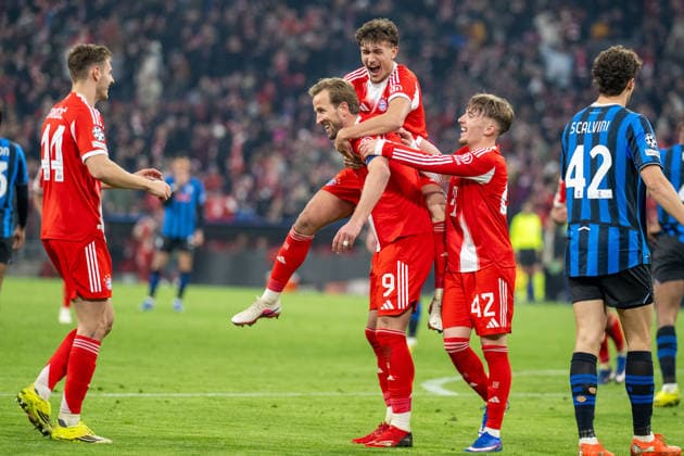 Torjubel zum 2:0, Tom Bischof 20 (FC Bayern Muenchen) huepft auf Harry Kane 9 (FC Bayern Muenchen), Karl Lennart 42 (FC Bayern Muenchen) jubel und Freude, FC Bayern Muenchen vs. Atalanta Bergamo, Fussball, UEFA Champions League, Achtelfinale Rueckspiel, 18.03.2026 DFB regulations prohibit any use of photographs as image sequences and or quasi-video Muenchen Bayern Deutschland