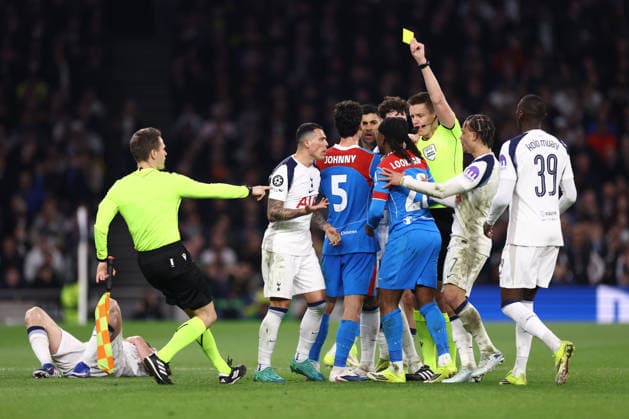 Tottenham Hotspur v Atletico De Madrid 18 March 2026, London - UEFA Champions League - Round Of 16 - Second Leg - Tottenham Hotspur v Atletico De Madrid - Referee Daniel Siebert rushes in with a yellow card held in his outstretched hand as a fight breaks out amongst the players - Photo: Jacques Feeney Offside. London UK Copyright: xJacquesxFeeneyx xOffsidexOffside