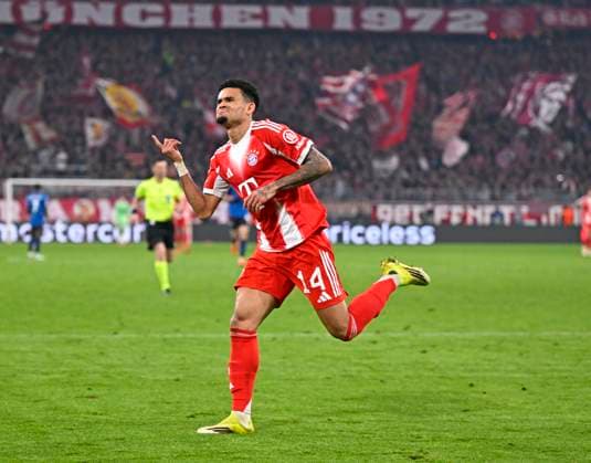 18.03.2026, Fussball UEFA Championsleague 2025 2026: Achtelfinale Rückspiel, FC Bayern München - Atalanta Bergamo, in der Allianz-Arena München, Luis Diaz (FC Bayern München) jubelt.