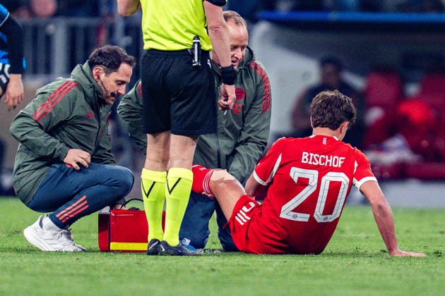 18.03.2026, FC Bayern München vs. Atalanta Bergamo, UEFA Champions League, Achtelfinale-Rückspiel Tom Bischof (FC Bayern Muenchen, 20) verletzt am Boden Verletzung Regulations prohibit any use of photographs as image sequences and or quasi video Copyright: xBahhoxKarax