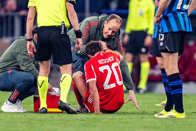 18.03.2026, FC Bayern München vs. Atalanta Bergamo, UEFA Champions League, Achtelfinale-Rückspiel Tom Bischof (FC Bayern Muenchen, 20) verletzt am Boden Verletzung Regulations prohibit any use of photographs as image sequences and or quasi video Copyright: xBahhoxKarax
