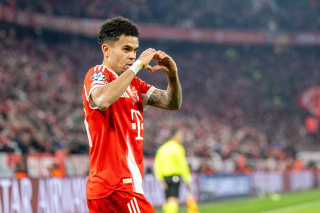 Torjubel zum 4:0, Luis Diaz 14 (FC Bayern Muenchen), zeigt ein Herz, FC Bayern Muenchen vs. Atalanta Bergamo, Fussball, UEFA Champions League, Achtelfinale Rueckspiel, 18.03.2026 DFB regulations prohibit any use of photographs as image sequences and or quasi-video Muenchen Bayern Deutschland