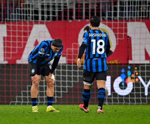 18.03.2026, Fussball UEFA Championsleague 2025 2026: Achtelfinale Rückspiel, FC Bayern München - Atalanta Bergamo, in der Allianz-Arena München, Nikola Krstovic (Atalanta Bergamo) und Giacomo Raspadori (Atalanta Bergamo) sind nach dem Spiel enttäuscht.
