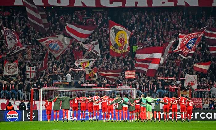 18.03.2026, Fussball UEFA Championsleague 2025 2026: Achtelfinale Rückspiel, FC Bayern München - Atalanta Bergamo, in der Allianz-Arena München, Die Bayern Spieler feiern vor der Südkurve