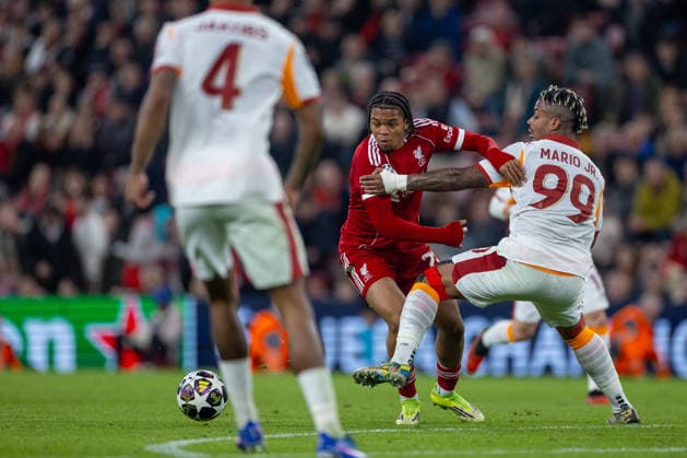 Football - UEFA Champions League - Round of 16 - 2nd Leg - Liverpool FC v Galatasaray A.Åž. LIVERPOOL, ENGLAND - Wednesday, March 18, 2026: Liverpool s Rio Ngumoha is challenged by Galatasaray s Mario Lemina (R) during the UEFA Champions League Round of 16 2nd Leg match between Liverpool FC and Galatasaray A.Åž. at Anfield. (Photo by David Rawcliffe Propaganda) LIVERPOOL Anfield MERSEYSIDE ENGLAND  Copyright: xDavidxRawcliffex P2026-03-18-Liverpool_Galatasaray-130