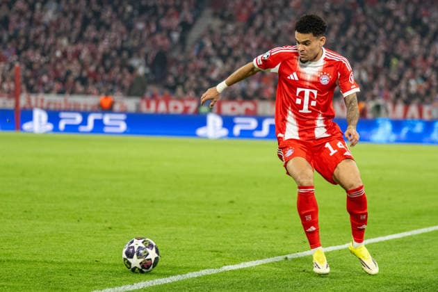 Luis Diaz 14 (FC Bayern Muenchen) stoppt den Ball noch vor dem aus, FC Bayern Muenchen vs. Atalanta Bergamo, Fussball, UEFA Champions League, Achtelfinale Rueckspiel, 18.03.2026 DFB regulations prohibit any use of photographs as image sequences and or quasi-video Muenchen Bayern Deutschland